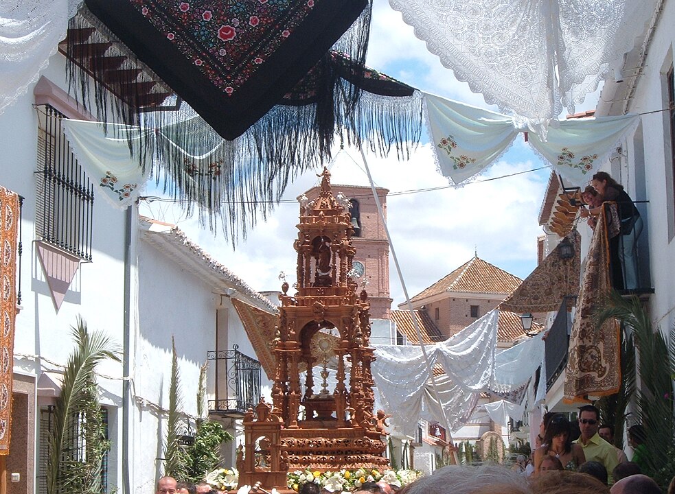 Corpus Christi procession in Casabermeja. 
Image: De Bermejo1550 - Trabajo propio, CC BY-SA 4.0, https://commons.wikimedia.org/w/index.php?curid=4155564 
